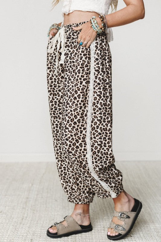Elastic Ankle Leopard Pant